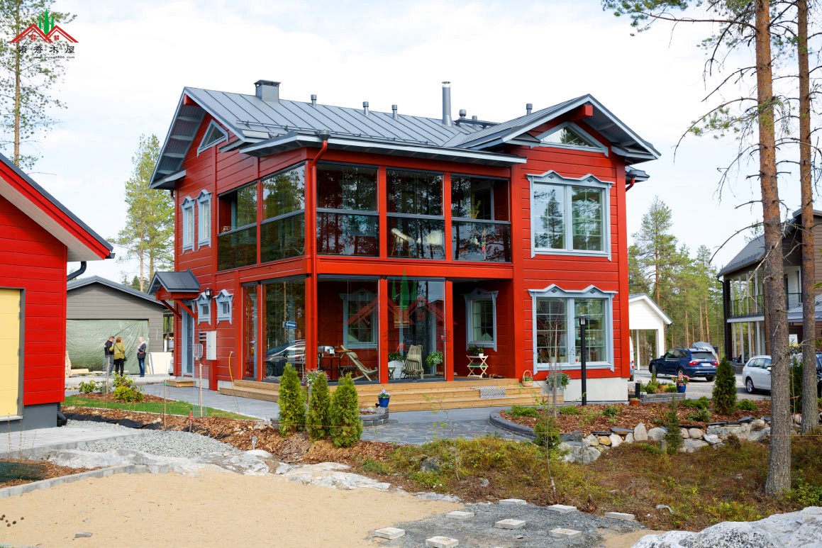 红色两层重型木屋木别墅