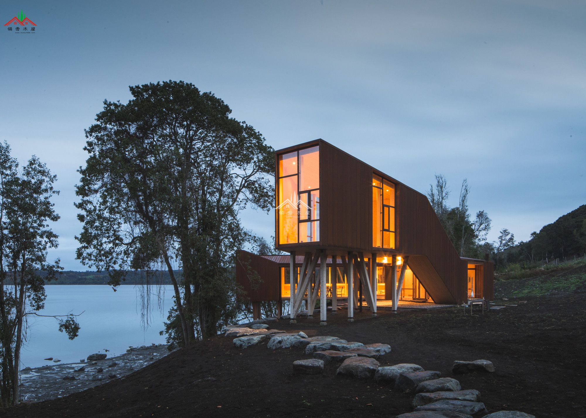 湖边方形模块木屋