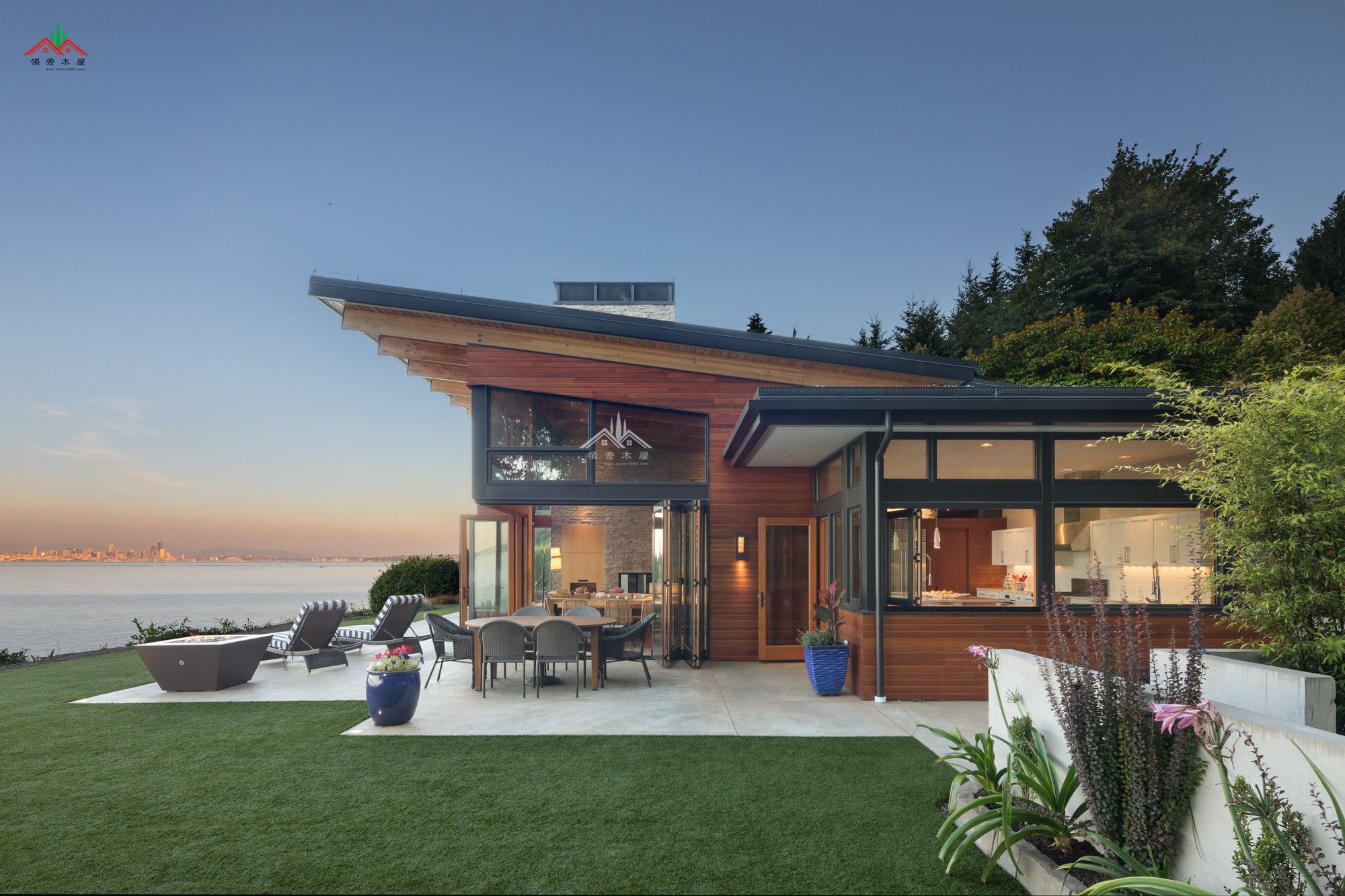 现代风格平顶大落地窗钢木混合的海湾木屋别墅
