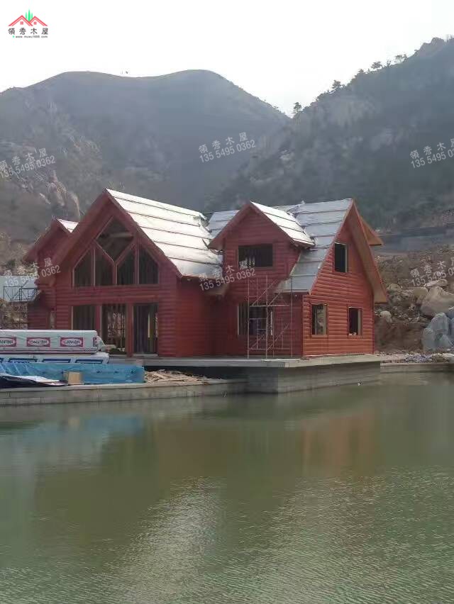 建在水库边的双层重型木别墅