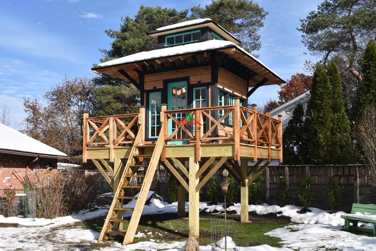特色双层屋顶蓝色庭院小树屋