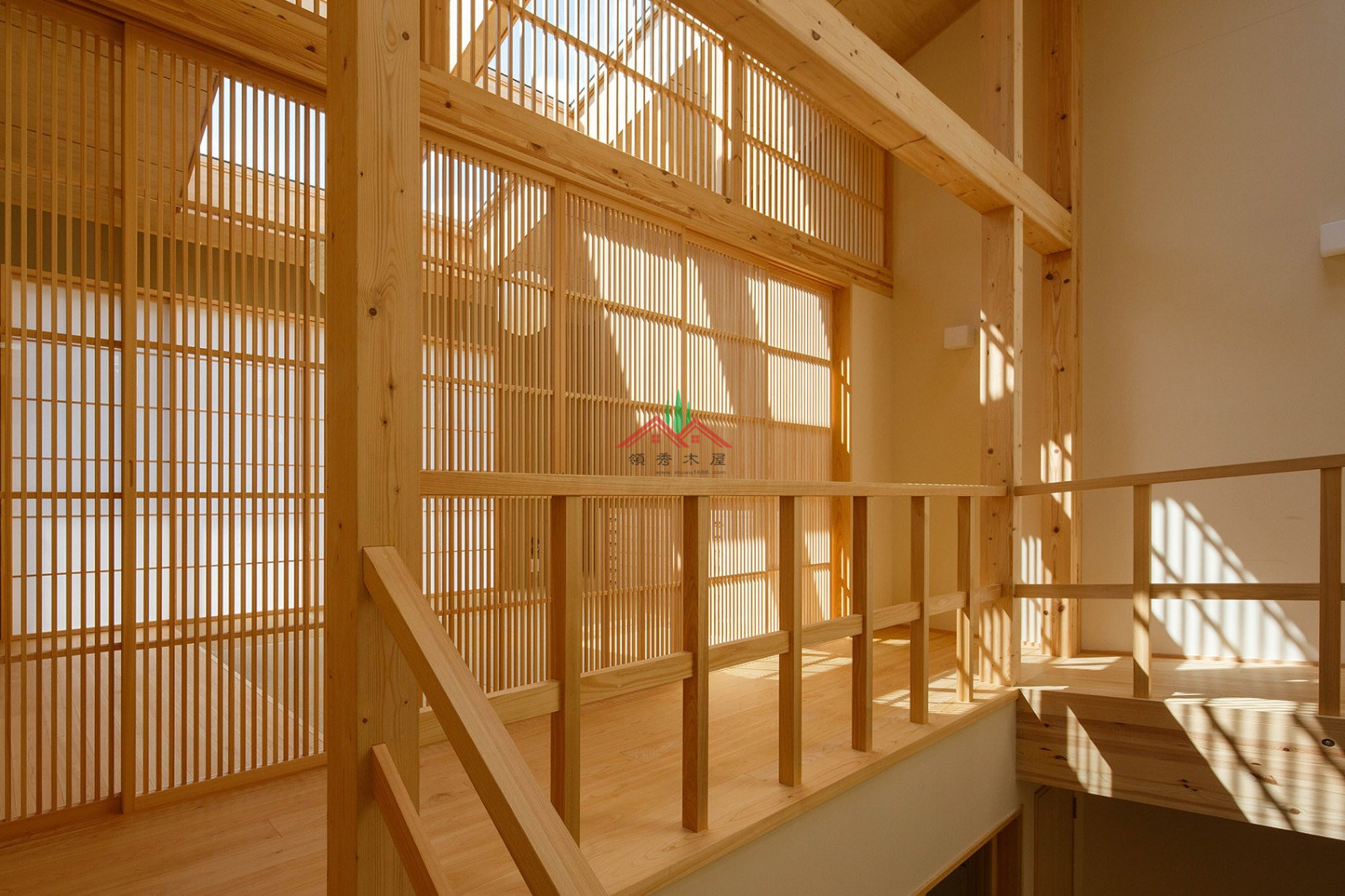 室内有颗树的木屋