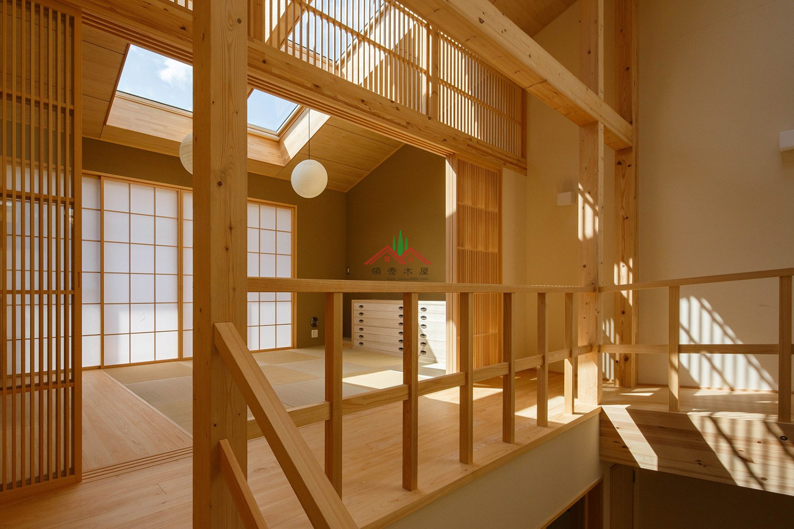 室内有颗树的木屋
