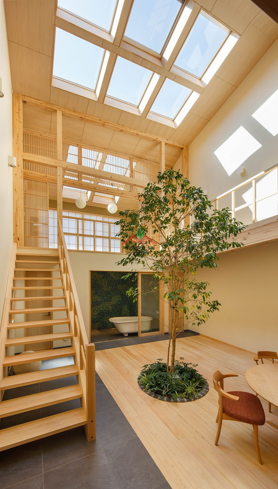 室内有颗树的木屋