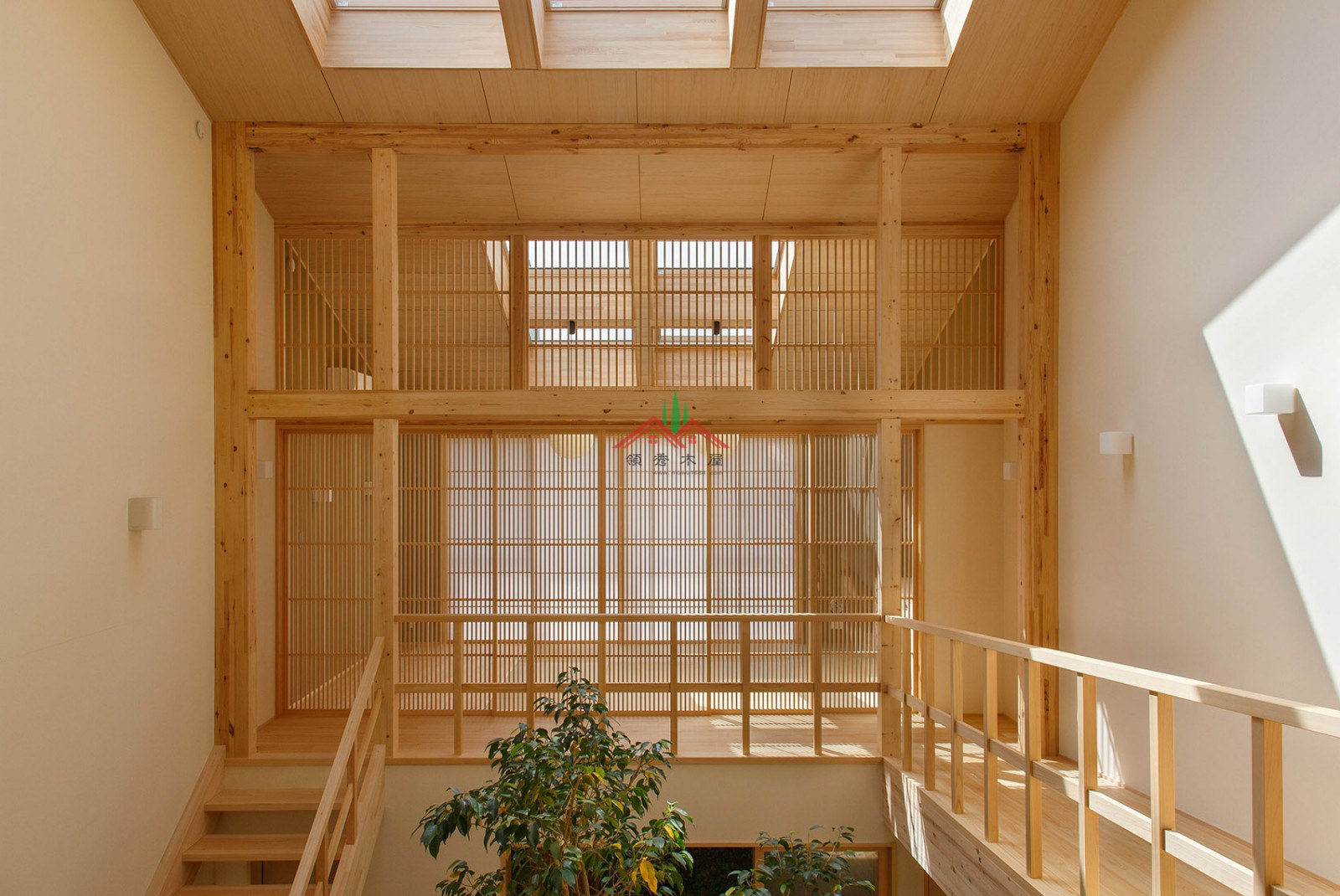 室内有颗树的木屋
