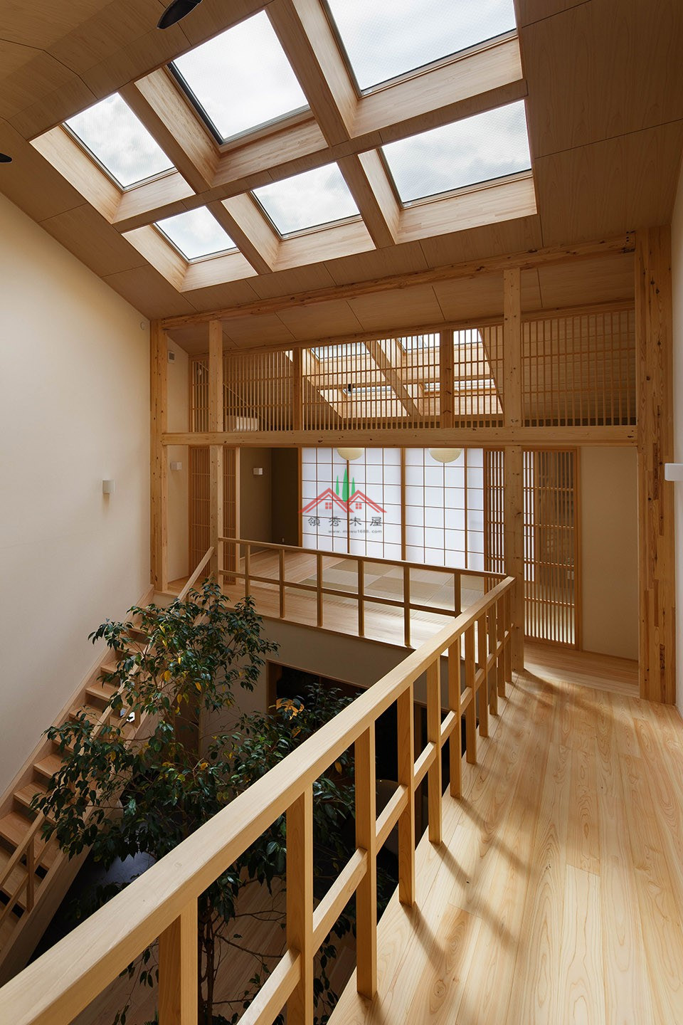室内有颗树的木屋