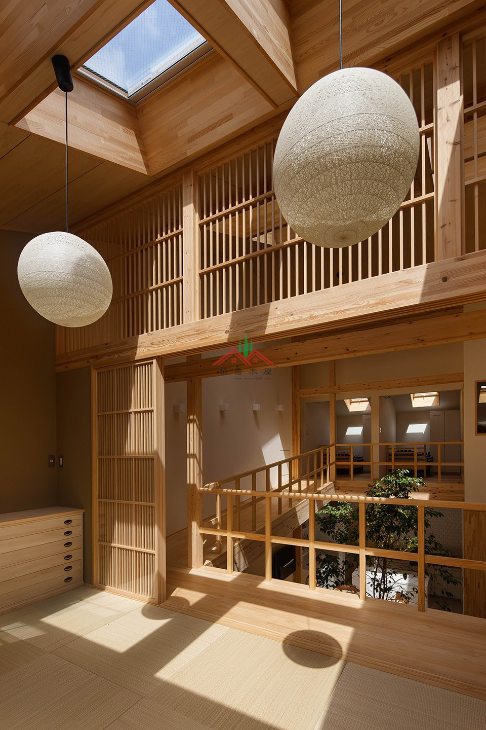 室内有颗树的木屋