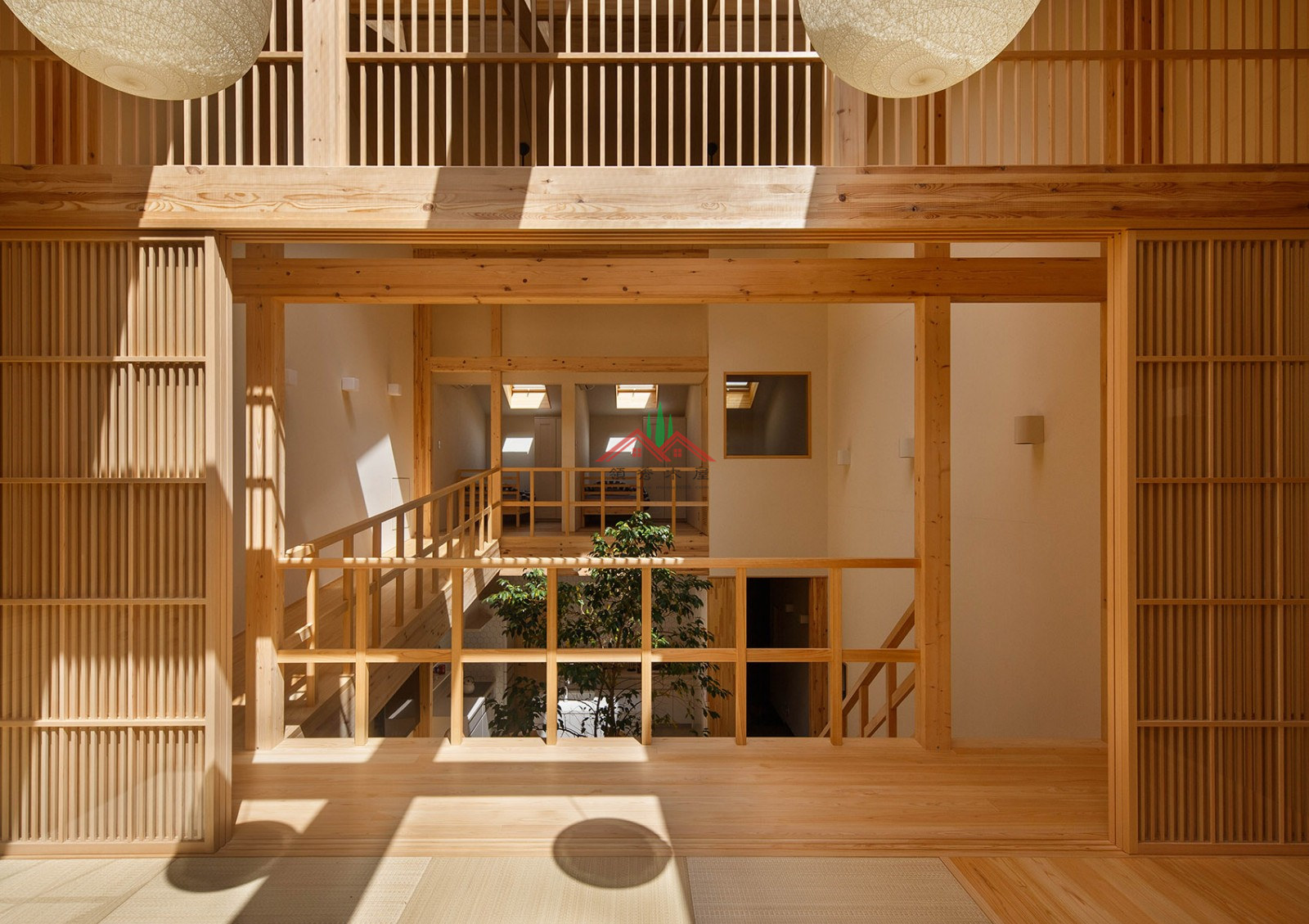 室内有颗树的木屋
