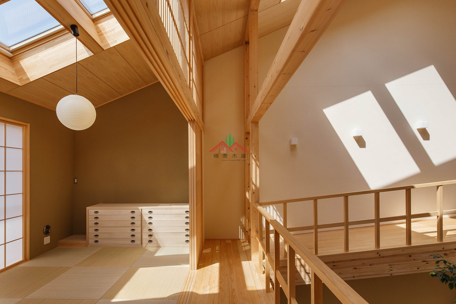 室内有颗树的木屋