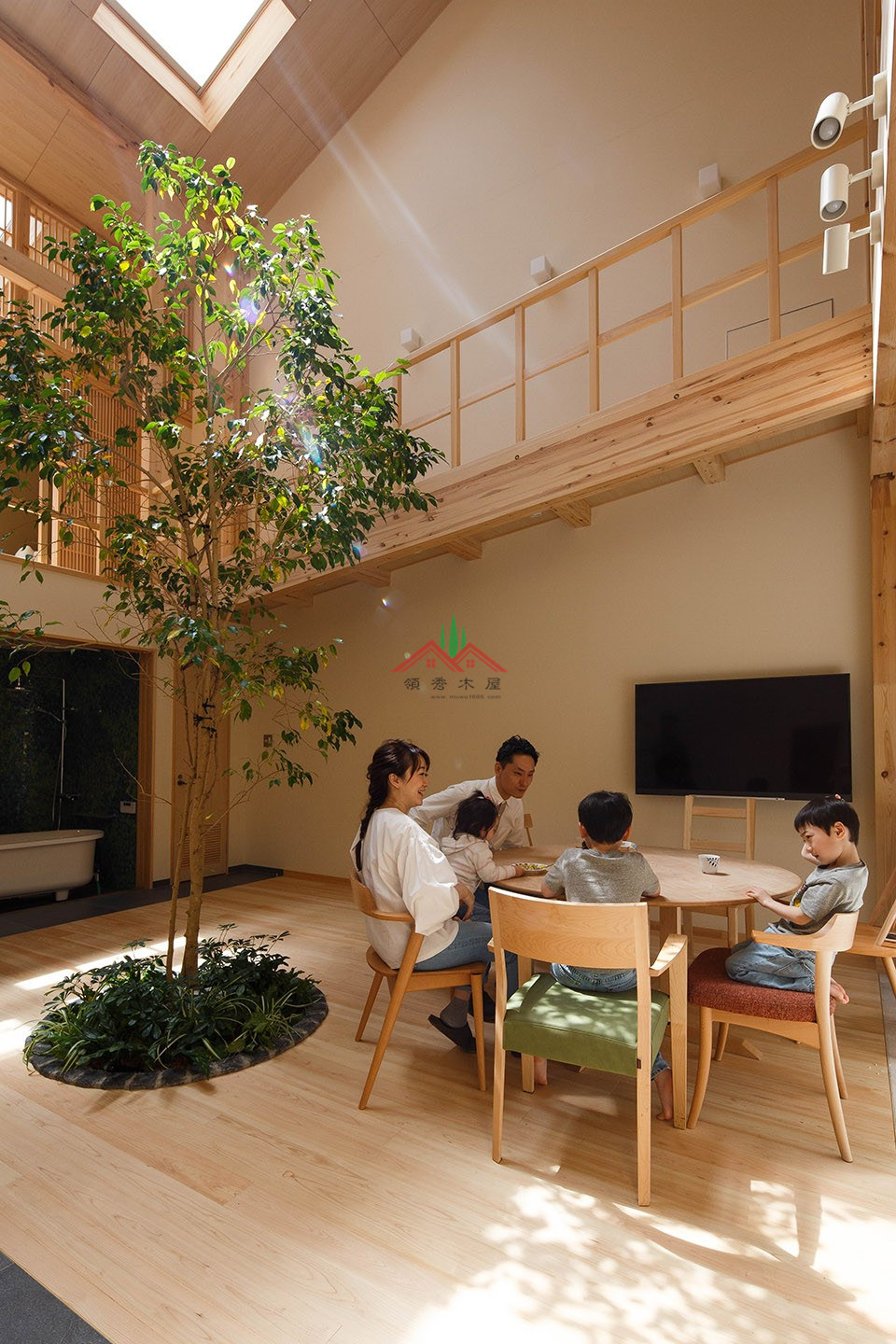 室内有颗树的木屋