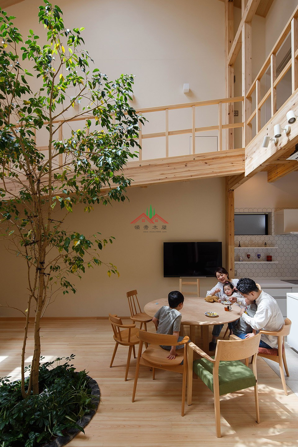 室内有颗树的木屋