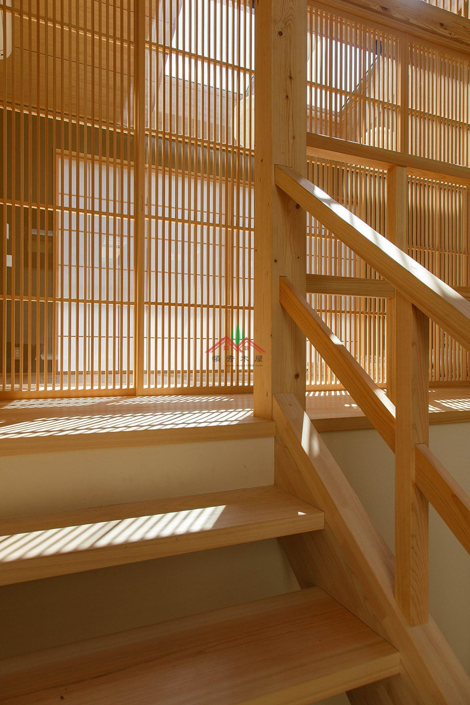 室内有颗树的木屋