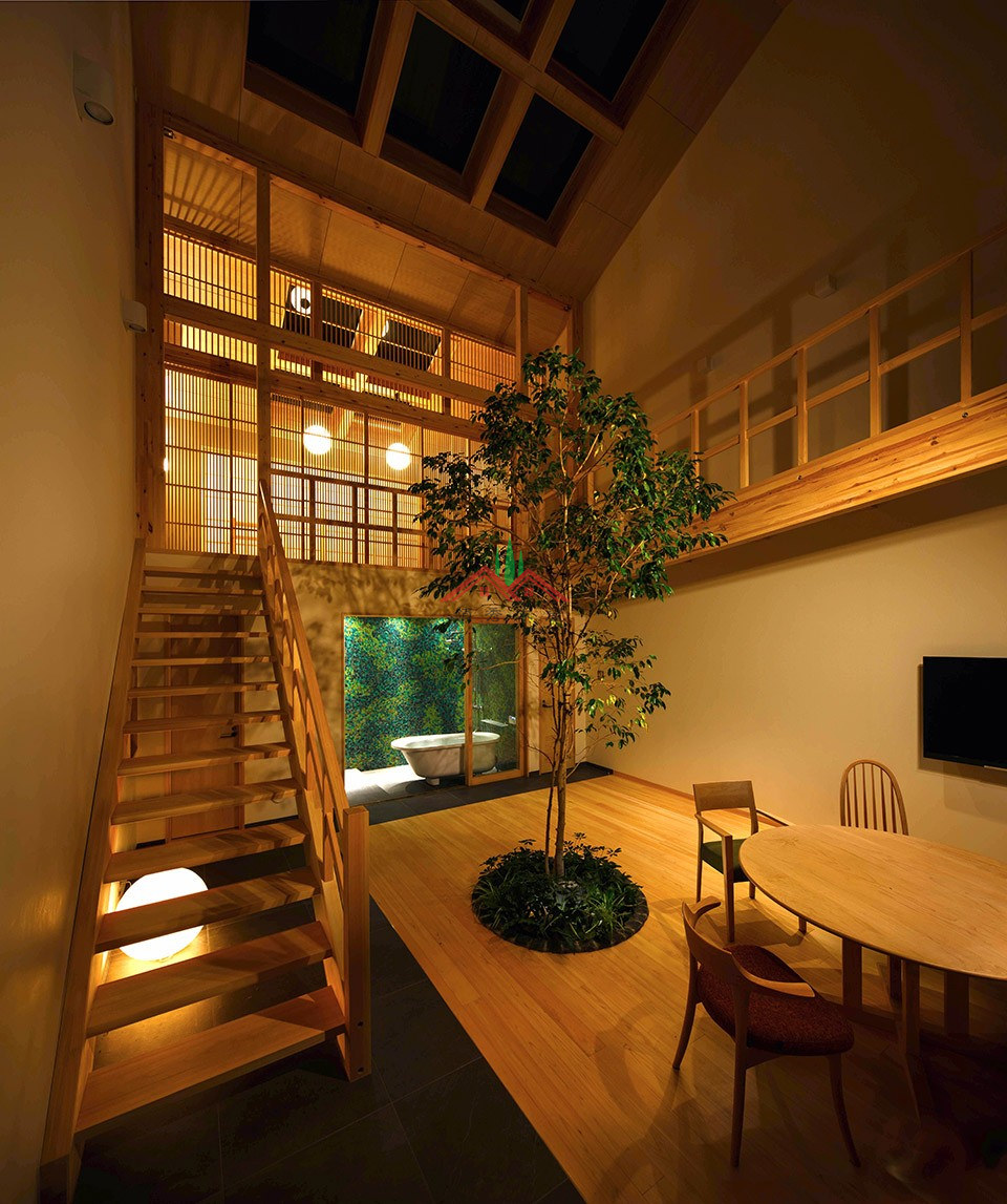 室内有颗树的木屋